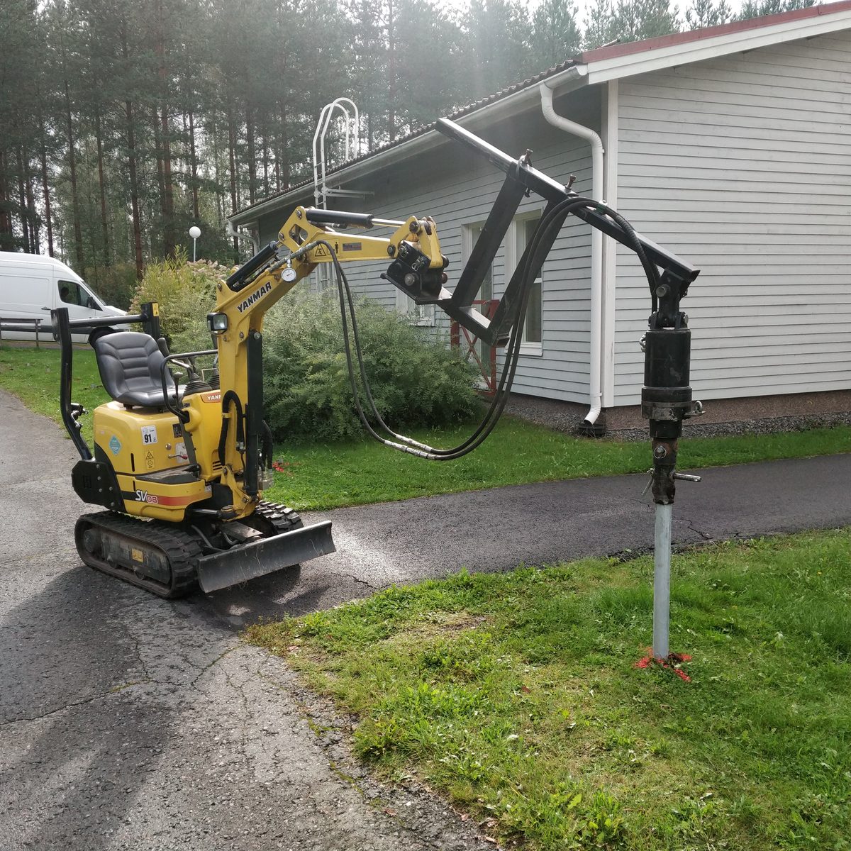 Installation eines HELIX Schraubpfahls mit einem Minibagger